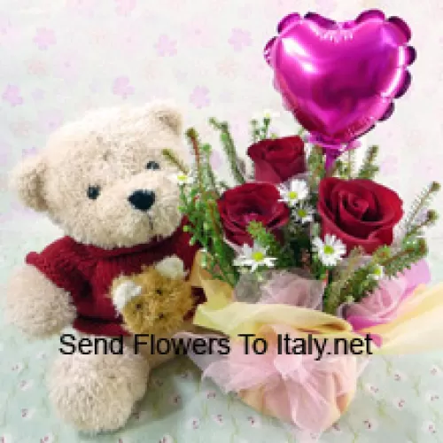 3 Roses rouges avec des garnitures blanches assorties dans un vase en verre accompagnées d'un ours en peluche et d'un ballon en forme de cœur