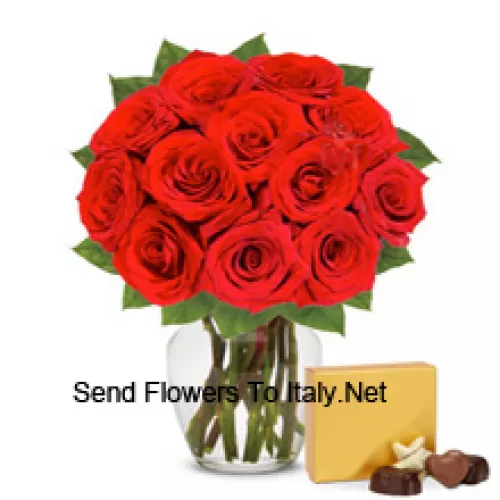 11 roses rouges avec quelques fougères dans un vase en verre accompagné d'une boîte de chocolats importée