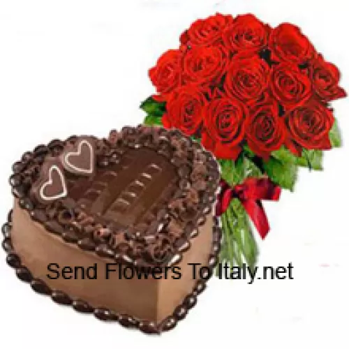 Bouquet de 11 roses rouges avec des garnitures saisonnières accompagné d'un gâteau au chocolat en forme de cœur de 1 kg