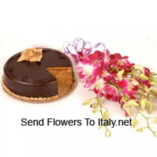 Un magnifique bouquet d'orchidées roses et un gâteau au chocolat de 1 livre