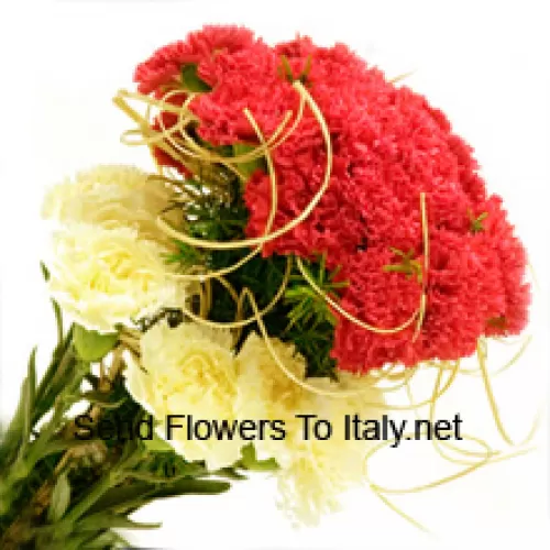 Bouquet de 24 œillets rouges et 11 œillets jaunes avec des remplissages saisonniers