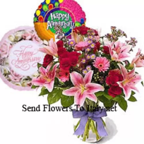 Assortiment de fleurs dans un vase, ballon d'anniversaire et un gâteau aux fraises de 1/2 kg
