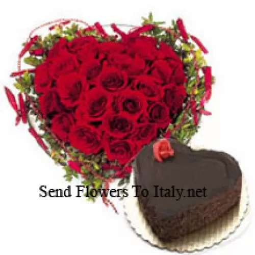 Arrangement en forme de cœur de 41 roses rouges avec un gâteau au chocolat en forme de cœur de 1 kg