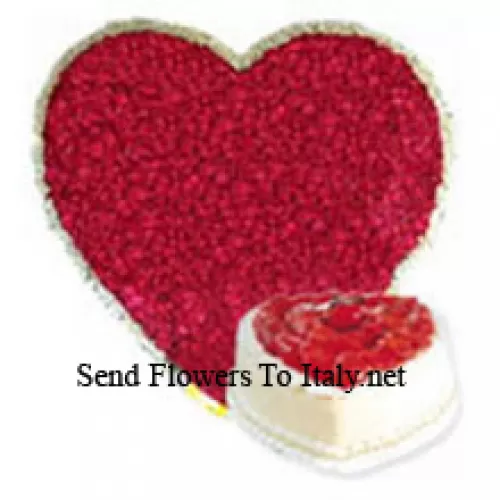 Arrangement en forme de cœur de 201 roses rouges avec un gâteau en forme de cœur à l'ananas