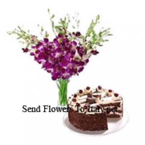 Orchidées dans un vase accompagnées d'un gâteau Forêt-Noire de 1 kg