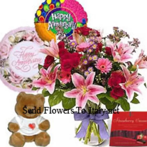 Fleurs assorties dans un vase, un mignon ours en peluche, une boîte de chocolats et 2 ballons d'anniversaire