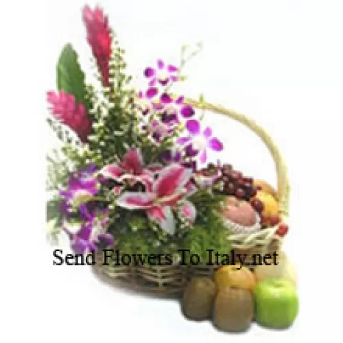 Panier de 4 kg (8,8 lb) de fruits frais assortis avec des fleurs assorties