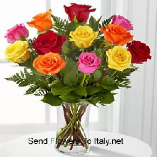 11 gemischte farbige Rosen mit etwas Farn in einer Vase