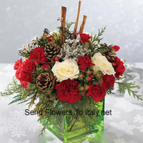 Envoyez ce bouquet aux couleurs des fêtes - des roses blanches, des œillets rouges et des verdure de Noël - pour exprimer vos vœux les plus joyeux. Disposé dans un cube en verre avec des bâtonnets de cannelle et des pommes de pin, c'est un merveilleux cadeau pour toute personne de votre liste (Veuillez noter que nous nous réservons le droit de substituer tout produit par un produit approprié de valeur égale en cas de non-disponibilité d'un certain produit)